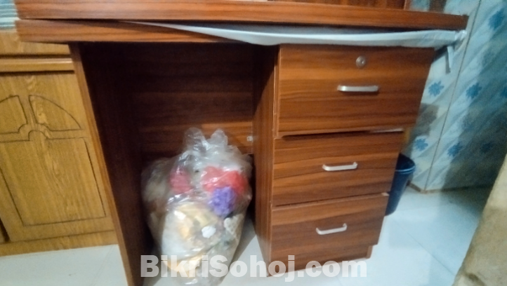 অ‌ফিস টে‌বিল ও চেয়ার